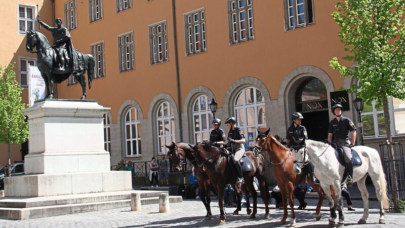 Die Reiterstaffel machte am Dienstag vor dem Dom Pause, nachdem sie die Uferpromenade gesichert hatte, wo Ministerpräsident Markus Söder mit Gästen flaniert war.
