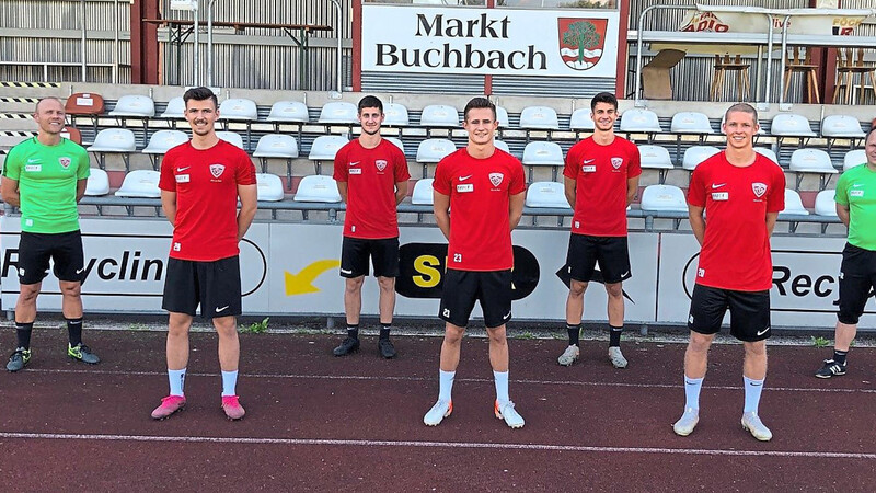 Die Neuzugänge des TSV Buchbach mit den Trainern (von links): Andi Bichlmaier, Felix Breuer, Manuel Mattera, Andreas Steer, Christoph Steinleitner, Lukas Sehorz und Markus Raupach.