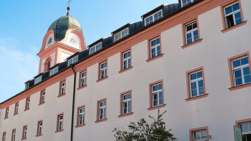 Das Johannes-Nepomuk-Gymnasium in Rohr soll von den Benediktinern in die Trägerschaft der Katholischen Jugendfürsorge der Diözese Regensburg übergehen. Der Landkreis Kelheim steht für eine Mitfinanzierung des Schulbetriebs bereit.
