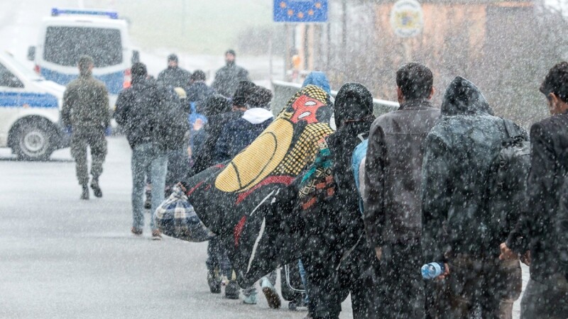 DIe Zelte an der Grenze sind nicht winterfest und wenn dort ein halber Meter Schnee liegt, wird es für die Flüchtlinge sehr schwierig.