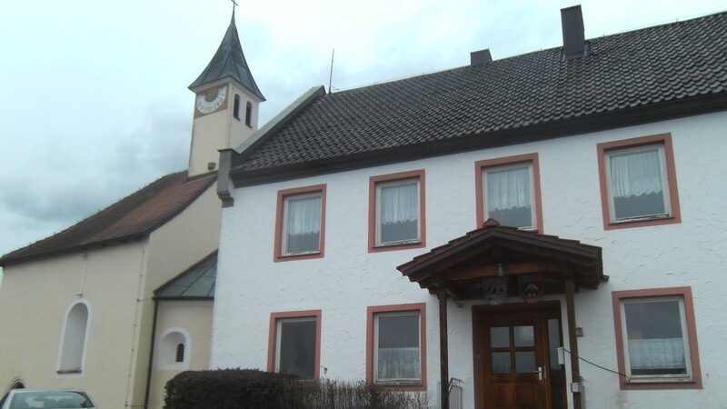 Im ehemaligen Schulgebäude in Obermiethnach sollen nach Ostern die Bauarbeiten beginnen.