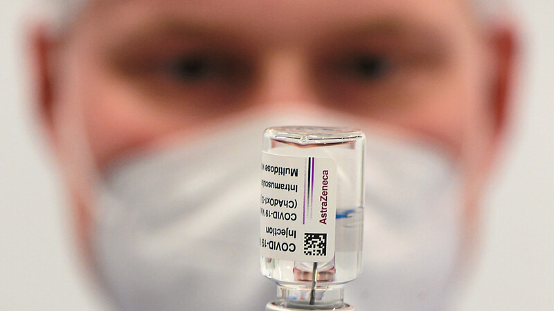 Ein Mitarbeiter in einem Impfzentrum bereitet eine Spritze mit dem AstraZeneca-Wirkstoff gegen Corona für die Impfung vor.  Foto: Robert Michael/dpa