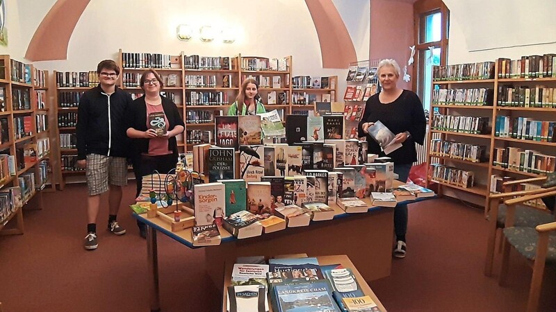 Leiterin Inge Haberl (rechts) hat für die Pfarr- und Gemeindebücherei Schönthal wieder viele Neuanschaffungen getätigt, um weitere Leser zu gewinnen.