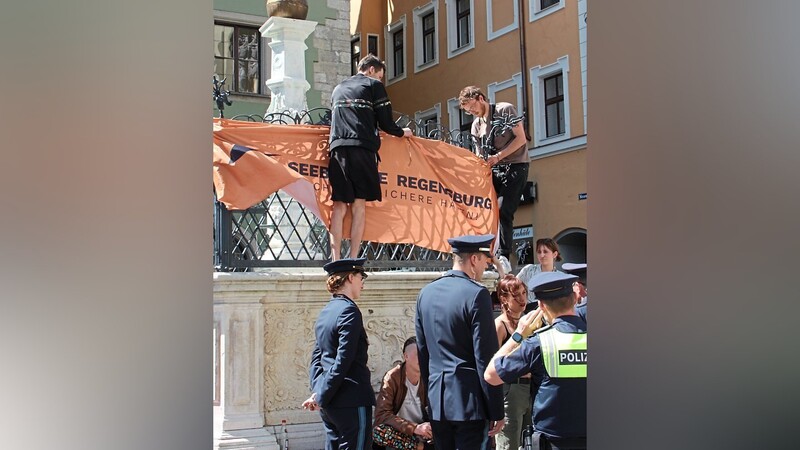 Mitglieder der Seebrücke demonstrierten gegen die "menschenverachtende Politik" des Freistaats.
