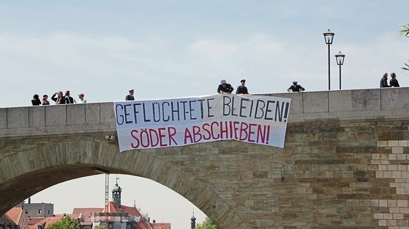 Wer das Banner an der Steinernen Brücke aufgehängt hat, blieb unbekannt. Auch, ob Markus Söder es bei seinem Gang über die Donaupromenade zur Kenntnis genommen hat.