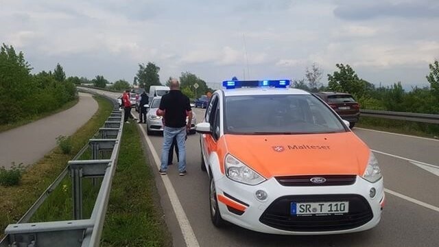 Am Montag passierte auf dem Hirschberger Ring in Straubing ein Unfall, bei dem ein herrenloser Anhänger in den Gegenverkehr krachte.
