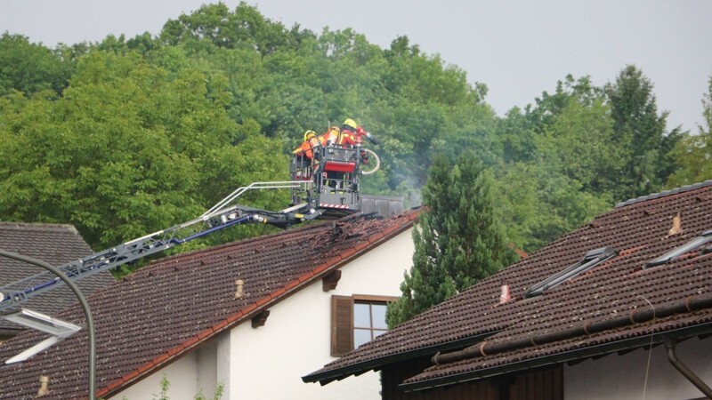Die Landshuter Feuerwehr musste am Mittwochnachmittag in die Hagrainer Straße ausrücken. Dort brannte der Dachstuhl eines Einfamilienhauses.