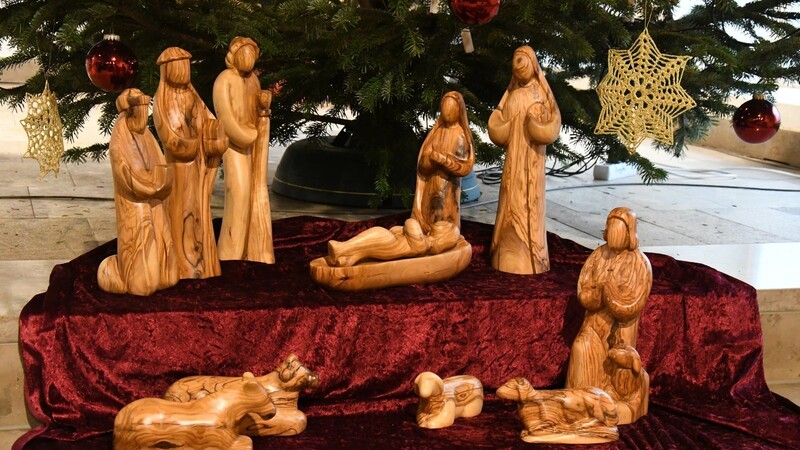 Die Krippe in der Erlöserkirche in Bogen ist aus Olivenholz von Holzschnitzern aus Bethlehem und wird auch in diesem Jahr vor dem Altar aufgestellt. Die Kirche ist an Weihnachten für ein stilles Gebet offen.
