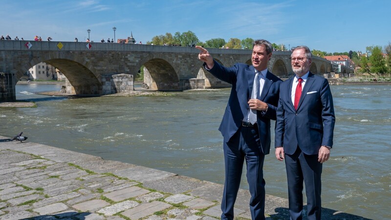 Der tschechische Premier Petr Fiala (r.) hat am Dienstag an einer gemeinsamen Kabinettssitzung mit Bayerns Ministerpräsident Markus Söder in Regensburg teilgenommen.