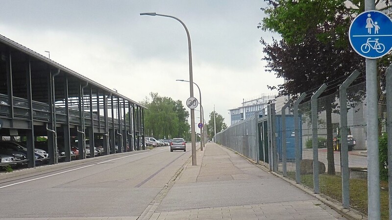 Maßnahme auf Kosten der Fußgänger, nach Meinung des VCD-Vertreters. In der Bahnhofstraße dürfen Radfahrer jetzt auf dem Gehweg fahren.