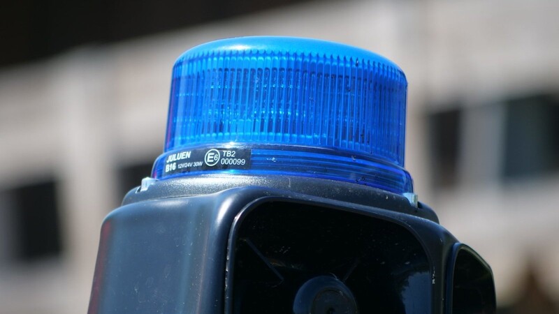 Ein Vilshofener versuchte im Rahmen des Karpfhamer Volksfests, das Blaulicht von einem Polizeiauto zu stehlen. (Symbolbild)