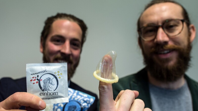 Das Düsseldorfer Landgericht verhandelt über einen Streit zwischen zwei Kondom-Herstellern. Ein Berliner Unternehmen hatte auf seine Verpackungen gedruckt "1 Tüte a 7 Stück entspricht bis zu 21 Orgasmen." Dagegen hatte ein Kölner Konkurrent eine einstweilige Verfügung beantragt.