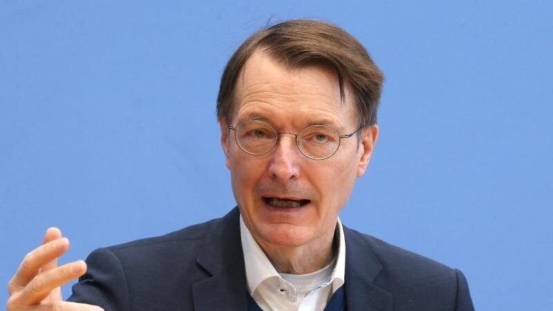 Bundesgesundheitsminister Karl Lauterbach (SPD) sieht den Höhepunkt der Omikron-Welle bereits überschritten. (Archiv)