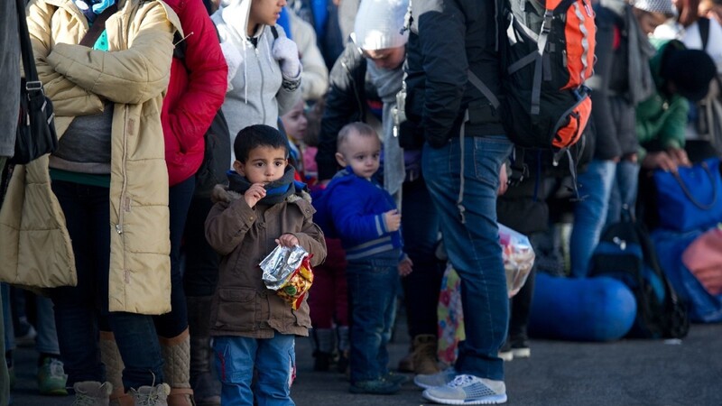 Rund 2.500 Flüchtlinge warten auf ihre Einreise nach Niederbayern.
