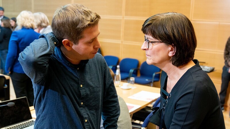 Kevin Kühnert (l.) und die designierte SPD-Parteivorsitzende Saskia Esken stellen sich auf den Parteitag ein.