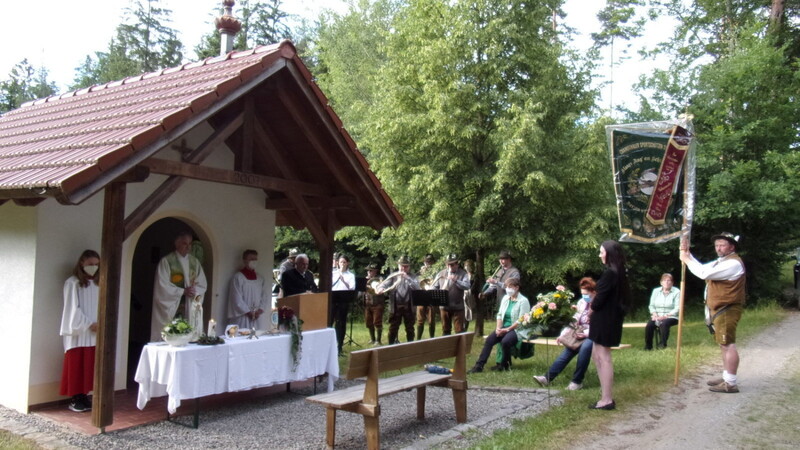 Feierlich war die Jahrtagsmesse vor der Vitus- und Hubertus-Kapelle mit den Jagdhornbläsern der Kreisgruppe Bad Kötzting.