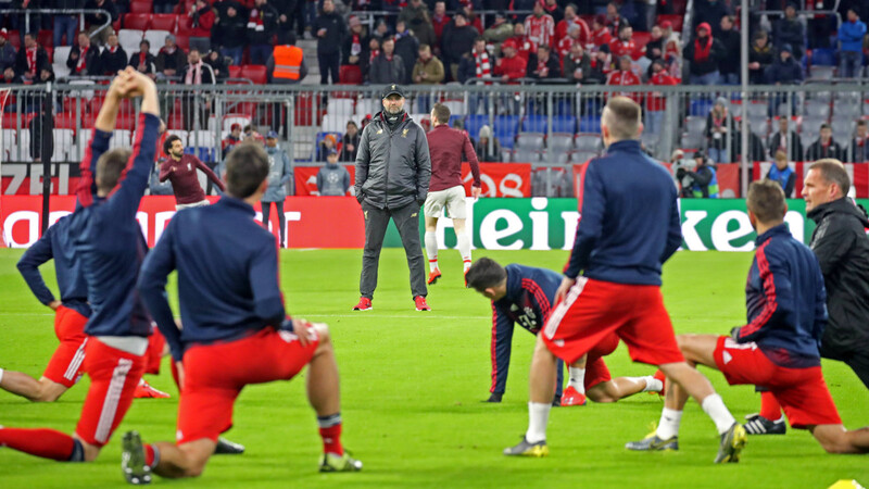 Gebannte Blicke: Die Bayern-Stars schauen in Richtung Jürgen Klopp.