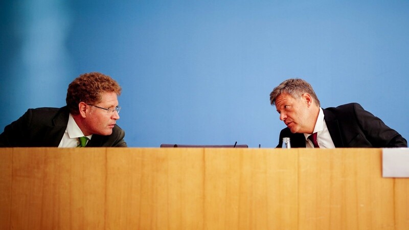 Bundeswirtschaftsminister Robert Habeck (r.) und sein Staatssekretär Patrick Graichen kommen an diesem Mittwoch anders als zunächst geplant zusammen in eine Ausschussbefragung im Bundestag.