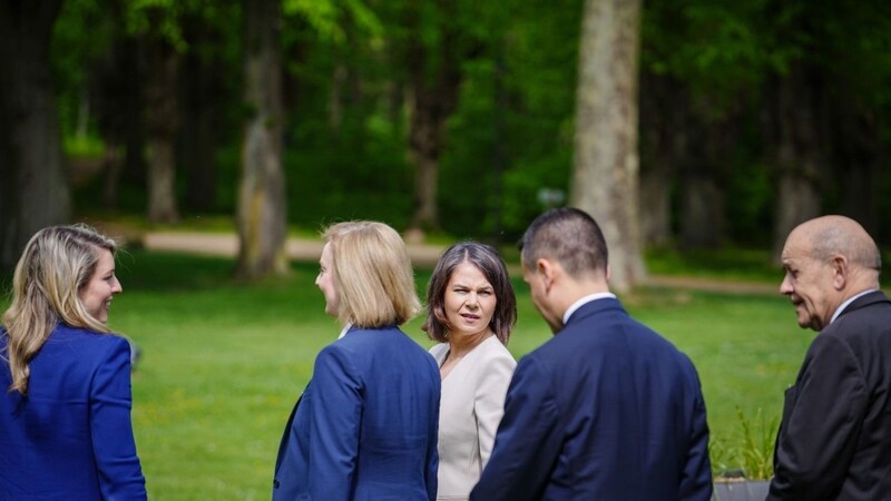 Bundesaußenministerin Annalena Baerbock mit ihren Amtskolleginnen und -kollegen beim G7-Gipfeltreffen in Weißenhäuser Strand.