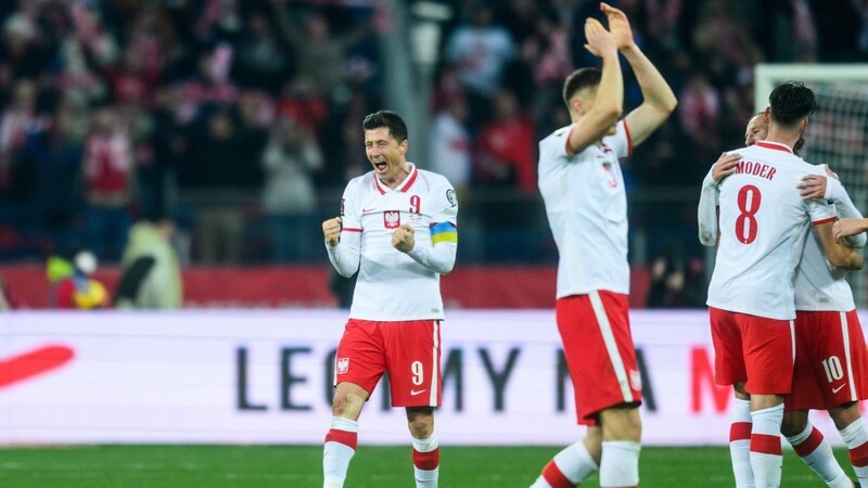 Er ist dabei: Bayern-Star Robert Lewandowski (l.) jubelt mit Polen über das WM-Ticket.