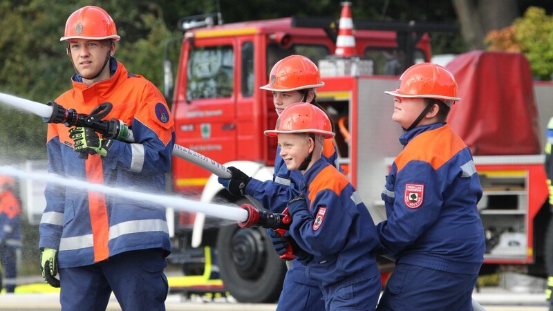 Mit Strahlrohren wurde eine Brandbekämpfung simuliert.