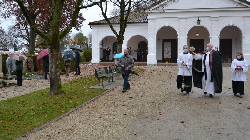 Überschaubar war zu Allerheiligen in Mainburg die Zahl der Friedhofsbesucher. Das Bild zeigt Stadtpfarrer Josef Paulus bei der Segnung der Gräber.