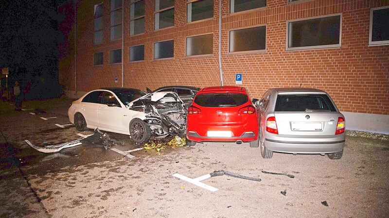 Der 21-jährige Fahrer prallte am späten Mittwochabend mit seinem Mercedes AMG gleich in drei geparkte Autos.