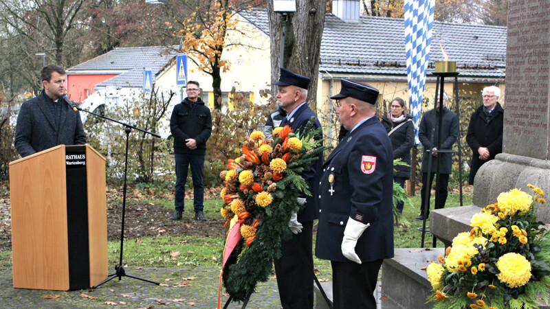 Bürgermeister Christian Pröbst sprach die Gedenkworte und die Feuerwehr hielt die Ehrenwache.