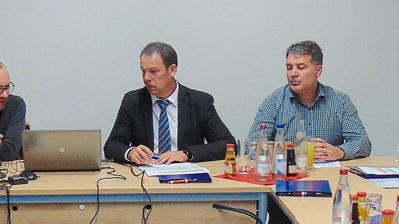 Andreas Bode von der Kämmererei stellte mit Bürgermeister Siegfried Lobmeier und drittem Bürgermeister Franz Ameres den Haushalt 2019 vor.