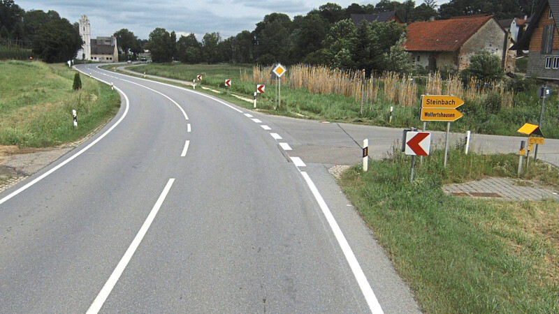 Das Staatliche Bauamt Landshut sorgt auf der Staatsstraße 2049 bei Marzill für mehr Sicherheit für alle Verkehrsteilnehmer, auch für die Radler.