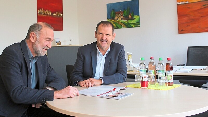 Nikolaus Windisch (r.), Chef der Agentur für Arbeit Freising, und Harald Brandmaier, Leiter der Berufsberatung, blicken gemeinsam auf das vergangene Berufsberatungsjahr zurück.
