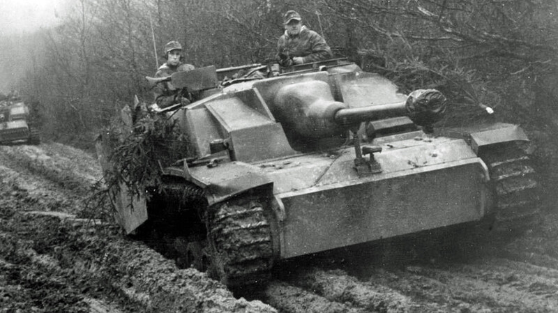 Beim Kampf um die Donaulinie kamen die letzten verfügbaren Panzer und Sturmgeschütze der Wehrmacht zum Einsatz.