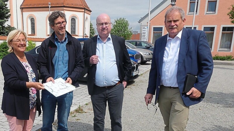 Baudirektor Berthold Schneider (2. von rechts) überbrachte die gute Nachricht mit Abteilungsleiter Manfred Rieger (2. von links) an Landtagsabgeordnete Sylvia Stierstorfer und Bürgermeister Toni Schmid.