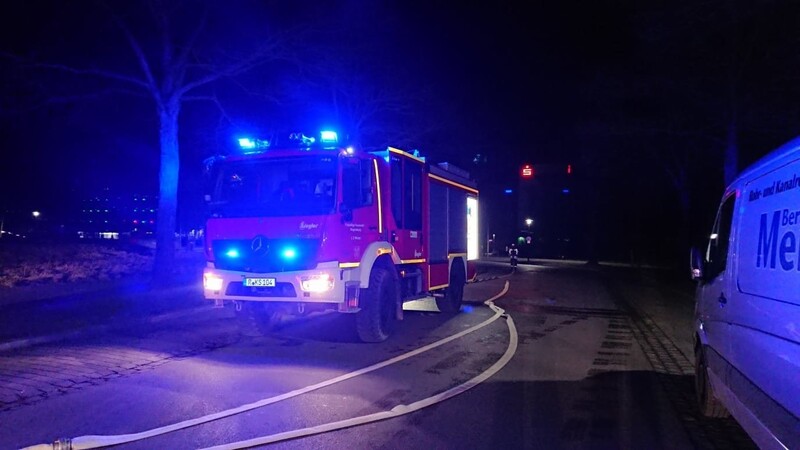 In der Nacht auf Mittwoch musste die Feuerwehr zu zwei Bränden in den Regensburger Westen ausrücken.