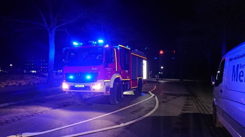 In der Nacht auf Mittwoch musste die Feuerwehr zu zwei Bränden in den Regensburger Westen ausrücken.