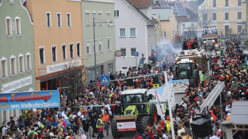 Wo gefeiert wird, gibt's oft auch Prügeleien und andere Zwischenfälle. Mit den Schattenseiten des Feierns in Geisenhausen musste sich die Polizei auseinandersetzen.