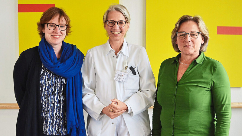 Kinderpsychotherapeutin Bettina Krümmel (links), Chefärztin Dr. Barbara Kempf und Gisela Feder, ebenfalls Kinderpsychotherapeutin am SPZ veranstalten den dritten Kindertag in der Onkologie.