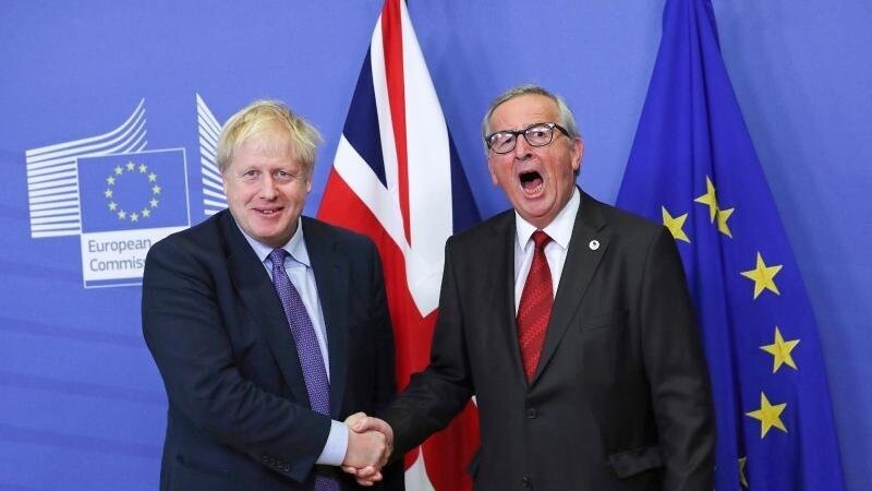 Großbritanniens Premierminister Boris Johnson (l) und EU-Kommissionspräsident Jean-Claude Juncker.