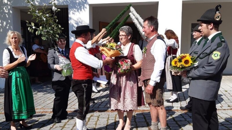 Ein Spalier aus Mitgliedern des Trachtenvereins Grenzland-Buam und des Schützenvereins Einödschützen Warzenried wartete auf das Brautpaar.