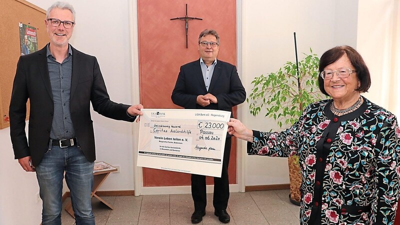 Insgesamt 23.000 Euro für die Caritas-Auslandshilfe überreicht Margaretha Fischer, die Vorsitzenden des Vereins Leben teilen. Caritasvorstand Diakon Konrad Niederländer (Mitte) und Mario Götz, Koordinator der Auslandshilfe DiCV Passau, (li.) danken für das große Engagement.
