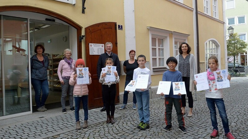 Das Stadtbücherei-Team, der zweite Bürgermeister Georg Hadersdorfer und die fünf eifrigsten Leser des diesjährigen Ferien-Clubs.