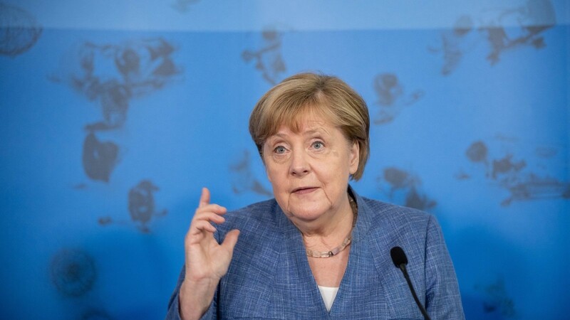 Bundeskanzlerin Angela Merkel (CDU) spricht mit erhobenem Zeigefinger bei einer Pressekonferenz nach ihrem Besuch im Robert Koch-Institut (RKI). Merkel besuchte auf Einladung von Gesundheitsminister Spahn das bei der Corona-Pandemie führende Institut des Gesundheitsministeriums.