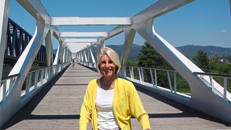Renate Wasmeier vor der Geh- und Radwegbrücke über das Donauufer. Diese überquert die begeisterte Radlerin und Läuferin sehr oft. Symbolisch Brücken bauen möchte die 52-Jährige künftig auch in ihrem neuen Amt als dritte Bürgermeisterin Deggendorfs.