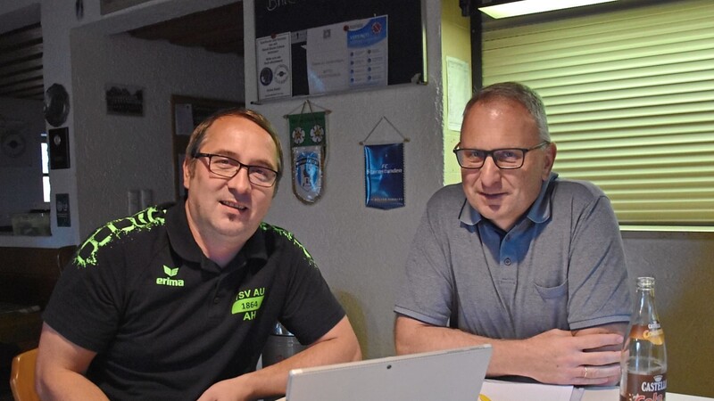 Matthias Thalmair (links) und Stefan Stubenvoll erklärten die Pläne zum Sportheimneubau.