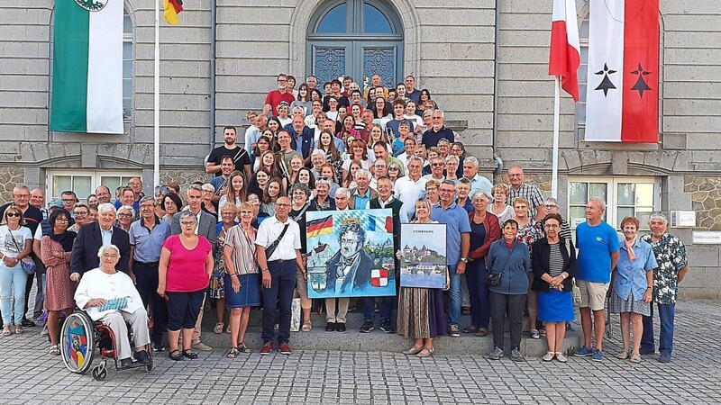 Ein Wiedersehen mit Freunden: Bayern und Bretonen vor dem Rathaus in Combourg  F