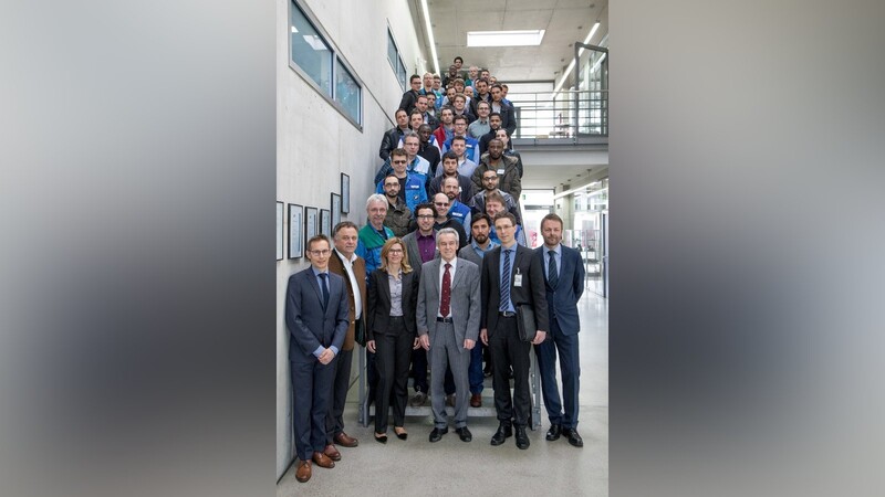 24 Teilnehmer des "WORK HERE!"-Programms im BMW Group Werk Landshut mit Programmverantwortlichen sowie Betreuern und Mentoren.