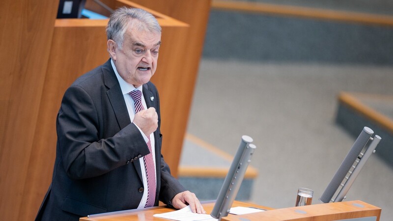 Herbert Reul (CDU), Innenminister von Nordrhein-Westfalen, spricht im Plenum des Landtags. Reul unterrichtet die Abgeordneten des Landtags über mögliche Maßnahmen zur Bekämpfung des Rechtsextremismus in der Polizei von Nordrhein-Westfalen.