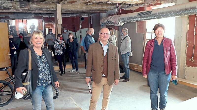 Sabine Weigand (links) besichtigte zusammen mit Josef Wiesmüller von den Altstadtfreunden (Mitte) und der Landtagsabgeordneten Rosi Steinberger unter anderem die Sanierungsbaustelle Firmerbräu in der Neustadt.