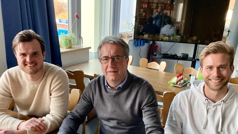 Franz Hilmer (M.), Präsident des TSV Bogen, bei der Vertragsunterschrift des neuen Trainers Bastian Lerch (l.). Balthasar Sabadus wird spielender Co-Trainer.