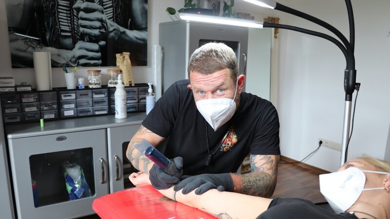 Kunstwerk für die Ewigkeit: Beim Stechen legt "Tattoo Artist" Toby Schülke grundsätzlich höchsten Wert auf Hygiene und Genauigkeit.